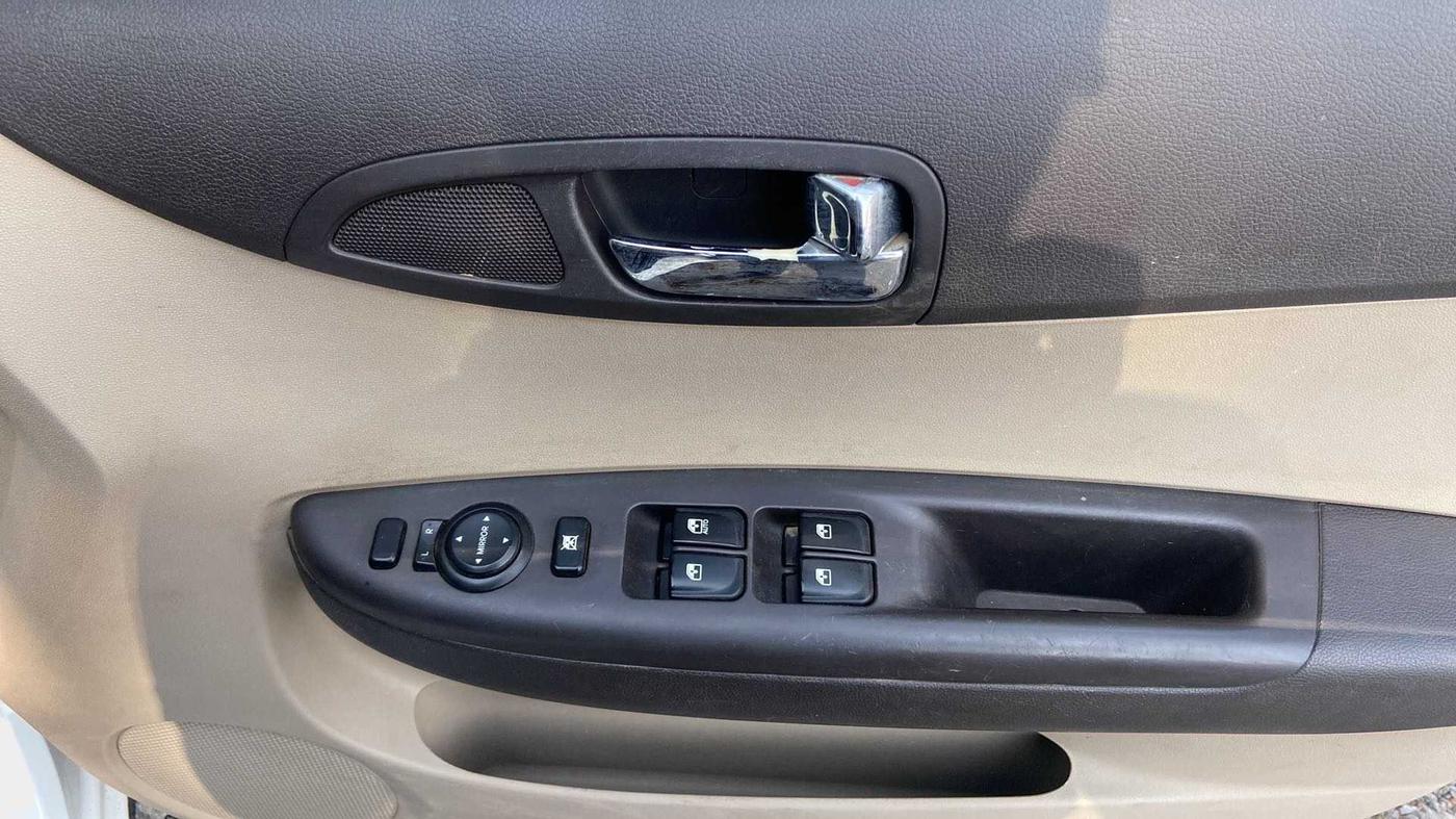 2012 Hyundai i20 MAGNA (O) 1.2, CNG, Manual, 66,217 km, Driver Side Door Panels Control