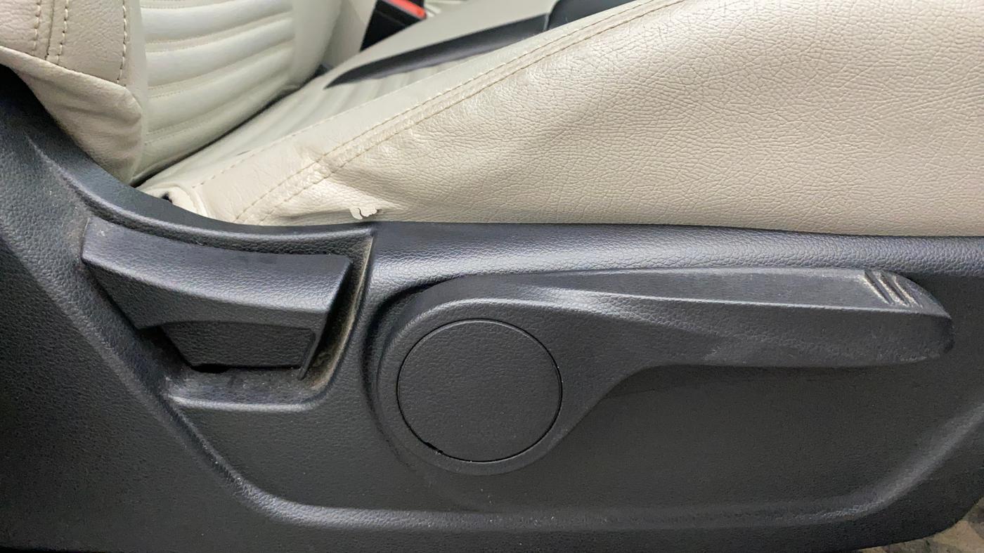2019 Mahindra XUV300 W8 1.5 DIESEL, Diesel, Manual, 72,275 km, Driver Side Adjustment Panel