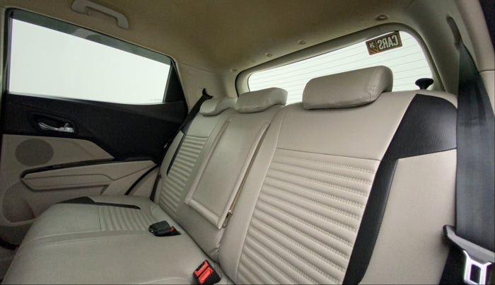 2019 Mahindra XUV300 W8 1.5 DIESEL, Diesel, Manual, 72,275 km, Right Side Rear Door Cabin