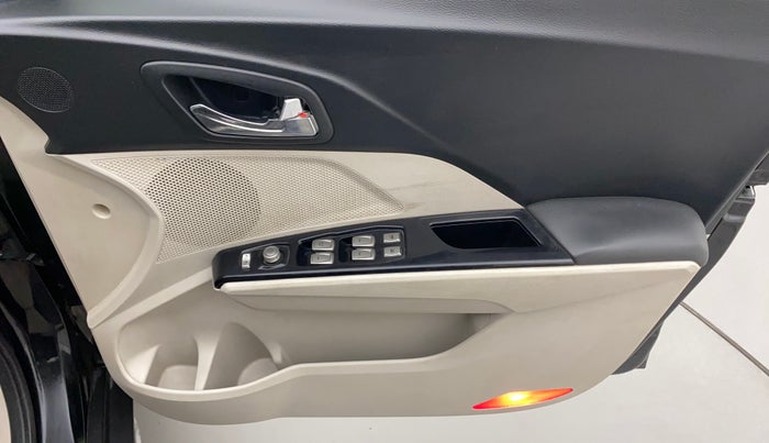 2019 Mahindra XUV300 W8 1.5 DIESEL, Diesel, Manual, 72,275 km, Driver Side Door Panels Control