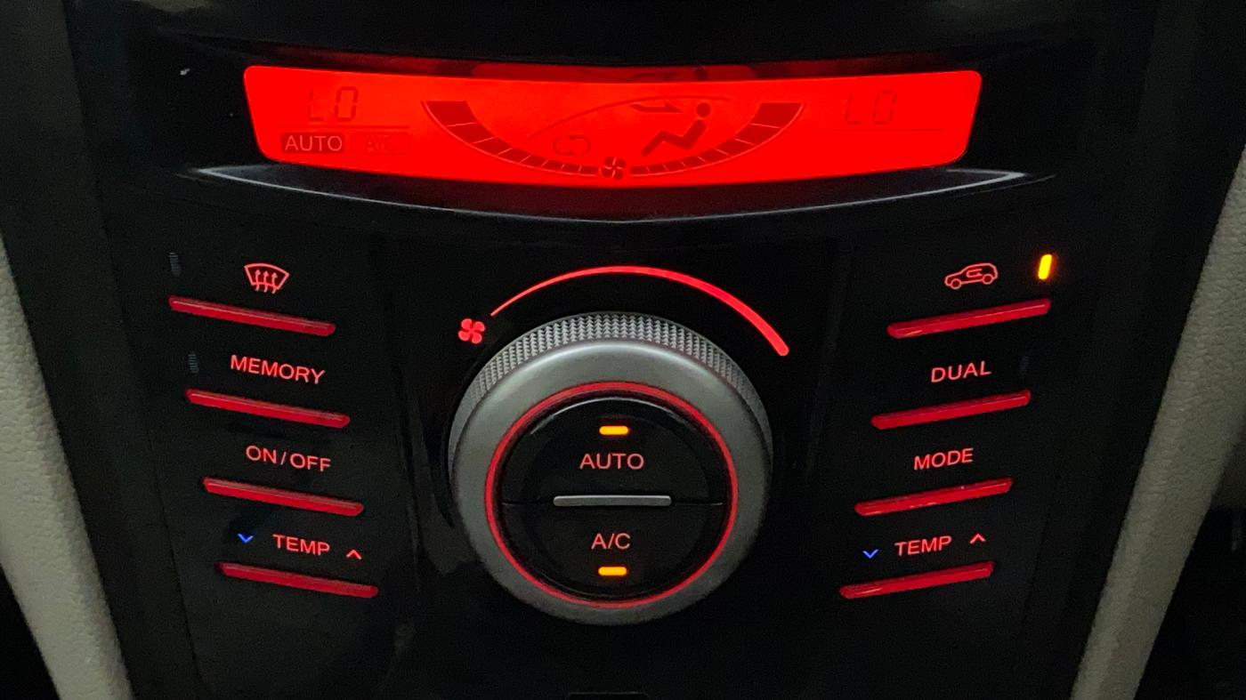 2019 Mahindra XUV300 W8 1.5 DIESEL, Diesel, Manual, 72,275 km, Automatic Climate Control