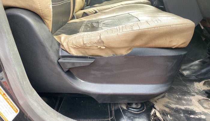 2018 Mahindra KUV 100 NXT K2 P 6 STR, Petrol, Manual, 61,668 km, Driver Side Adjustment Panel