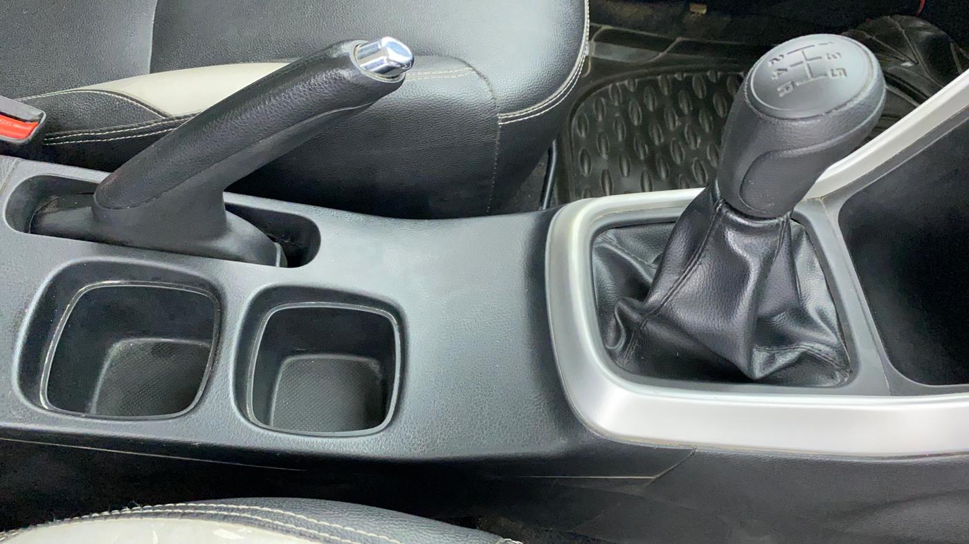 2015 Maruti S Cross SIGMA 1.3, Diesel, Manual, 83,594 km, Gear Lever