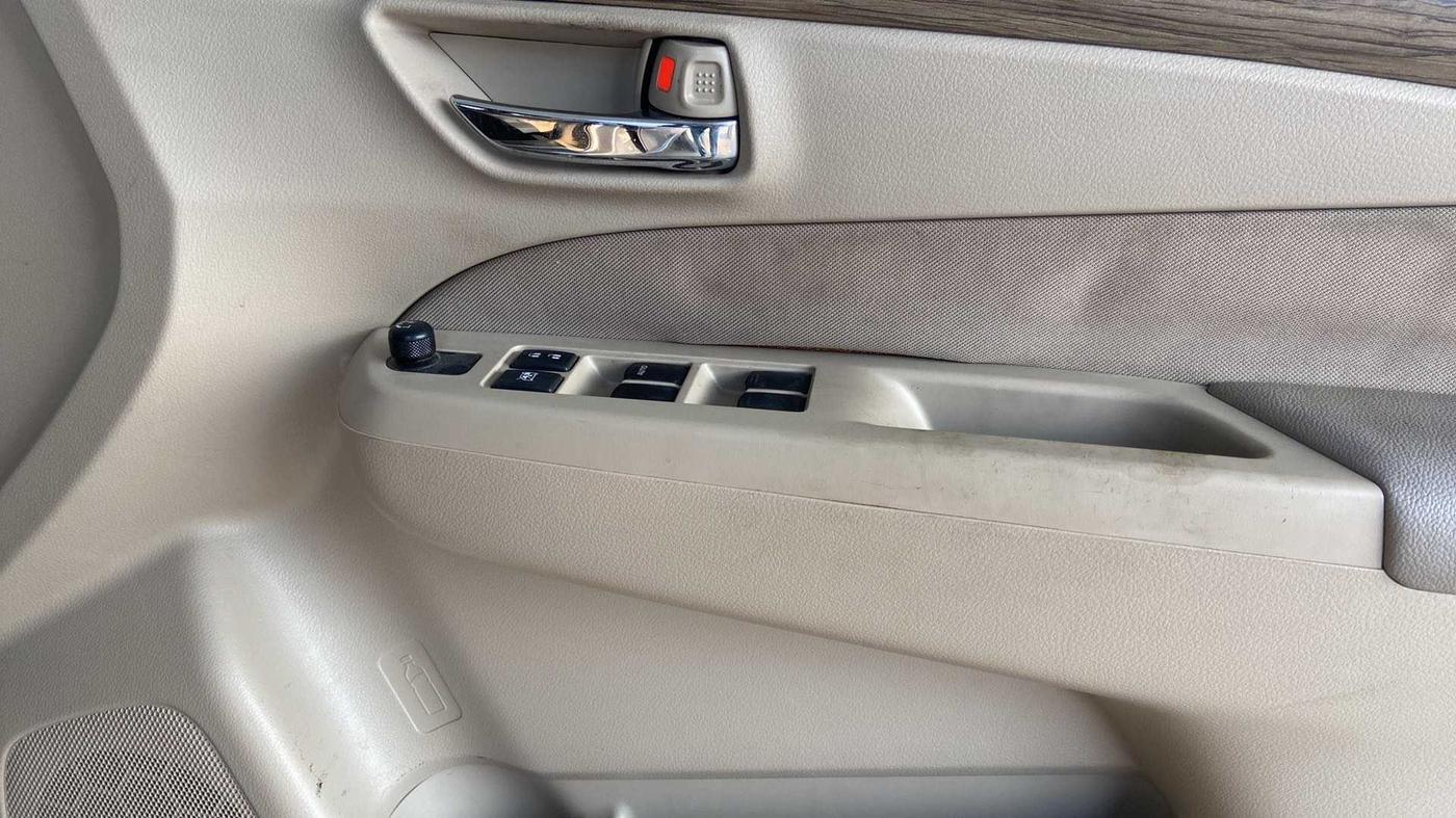 2018 Maruti Ciaz DELTA 1.5 SHVS MT PETROL, Petrol, Manual, 33,464 km, Driver Side Door Panels Control