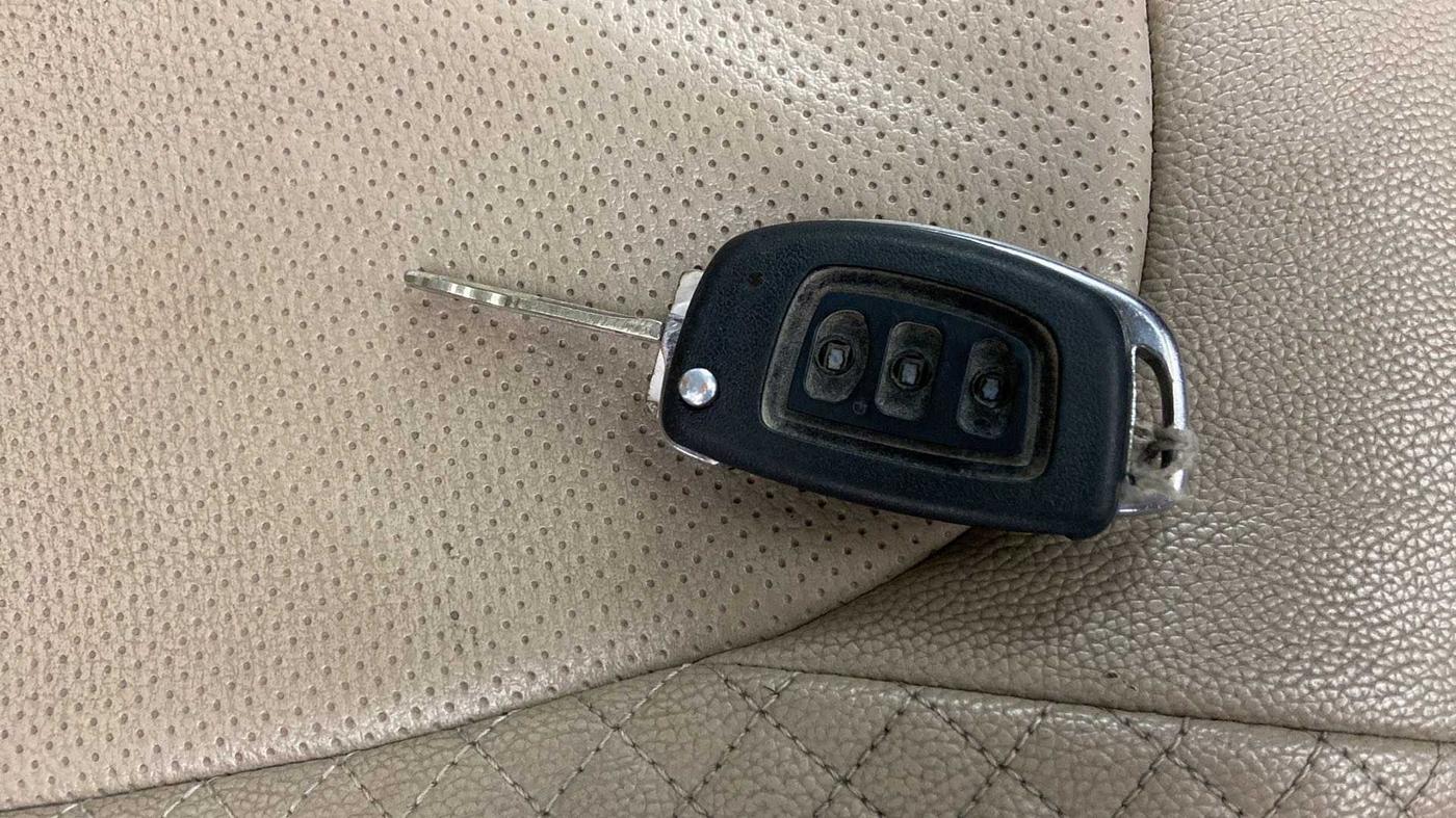 2017 Hyundai Xcent SX 1.2, CNG, Manual, 69,702 km, Key Close Up