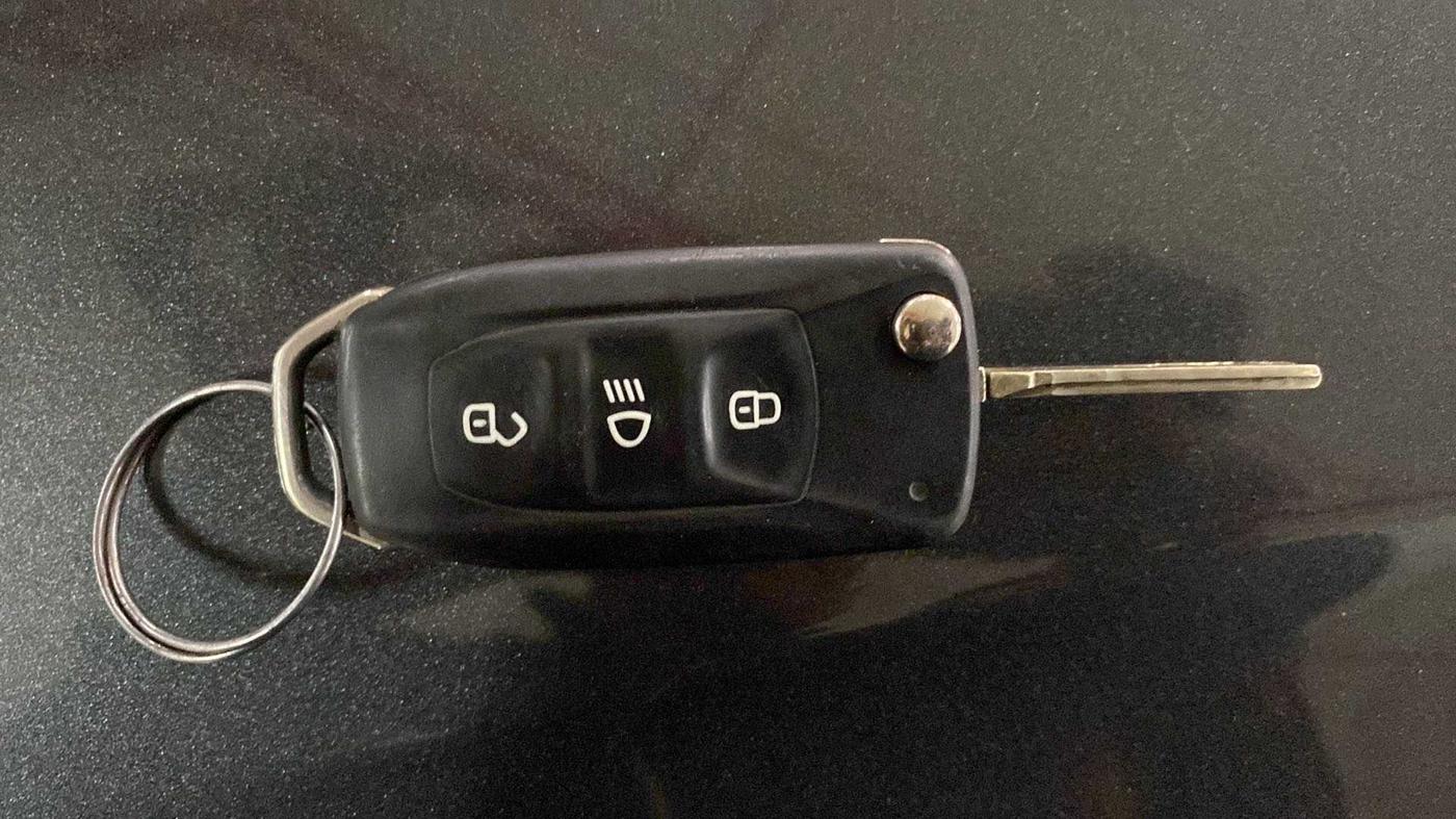 2018 Tata NEXON XM PETROL, CNG, Manual, 71,403 km, Key Close Up