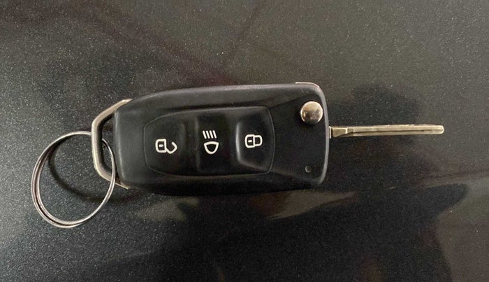 2018 Tata NEXON XM PETROL, CNG, Manual, 71,403 km, Key Close Up