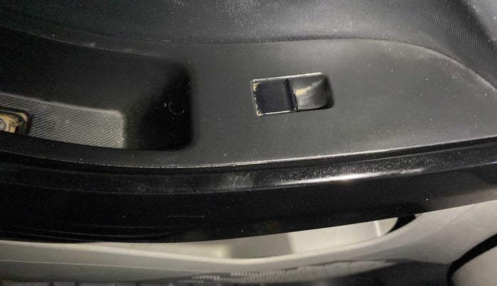 2018 Tata NEXON XM PETROL, CNG, Manual, 71,403 km, Left front window switch / handle - Minor damage