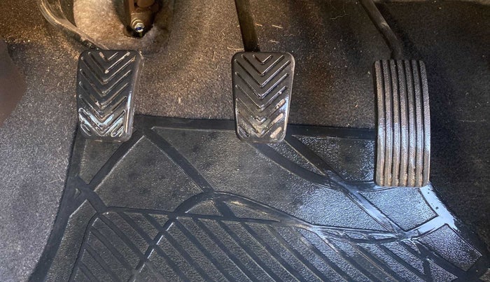 2017 Hyundai Eon ERA +, Petrol, Manual, 28,332 km, Pedals