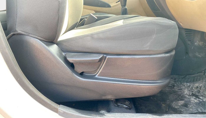 2017 Hyundai Eon ERA +, Petrol, Manual, 28,332 km, Driver Side Adjustment Panel