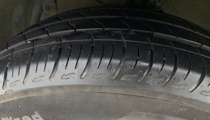 2016 Maruti Ciaz ZDI SHVS, Diesel, Manual, 71,483 km, Left Front Tyre Tread