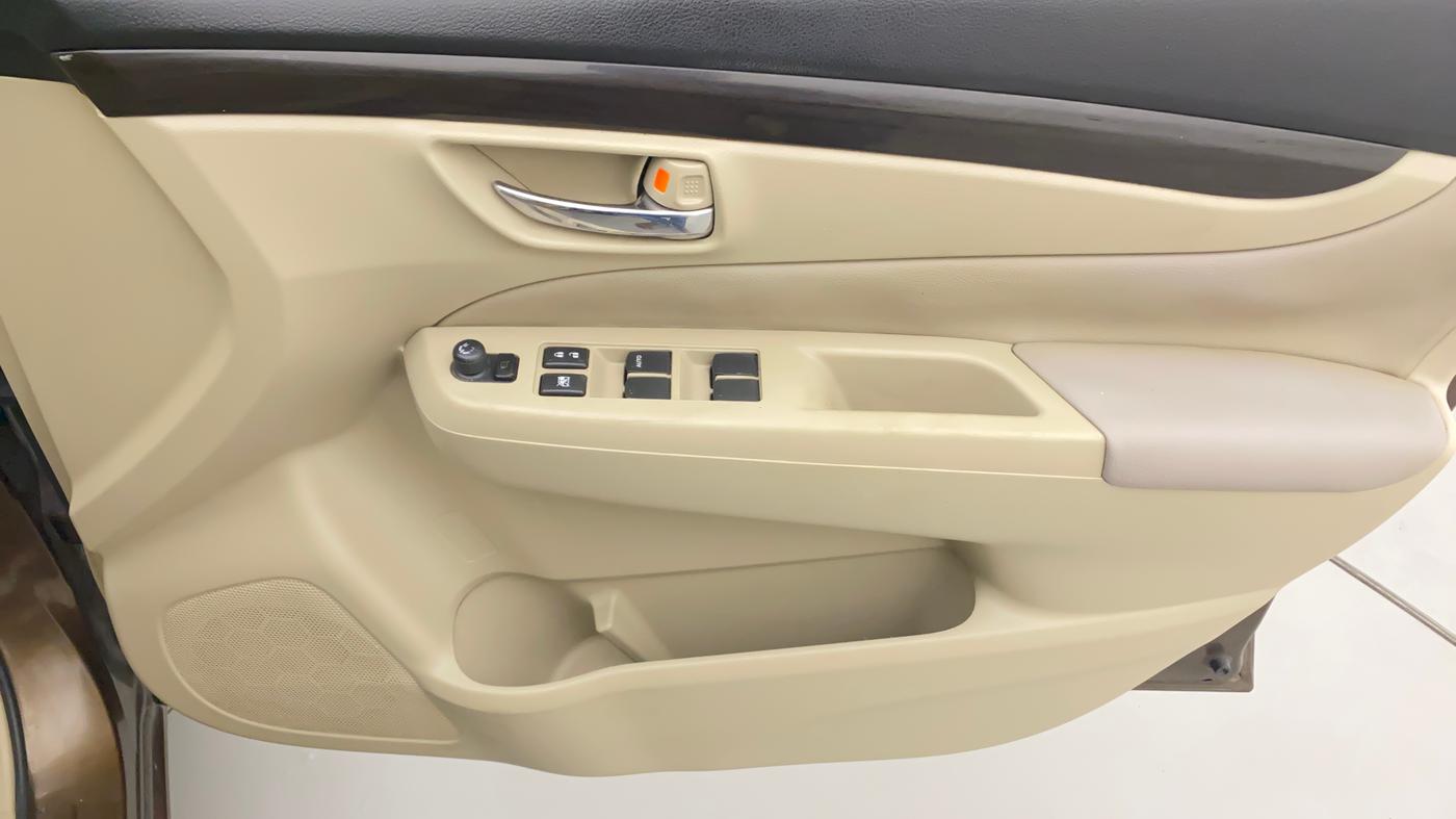 2016 Maruti Ciaz ZDI SHVS, Diesel, Manual, 71,483 km, Driver Side Door Panels Control