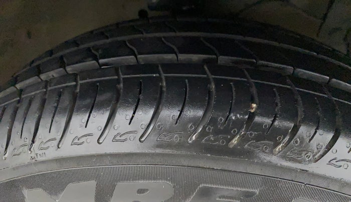 2016 Maruti Ciaz ZDI SHVS, Diesel, Manual, 71,483 km, Right Front Tyre Tread