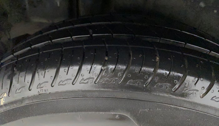 2016 Maruti Ciaz ZDI SHVS, Diesel, Manual, 71,483 km, Right Rear Tyre Tread