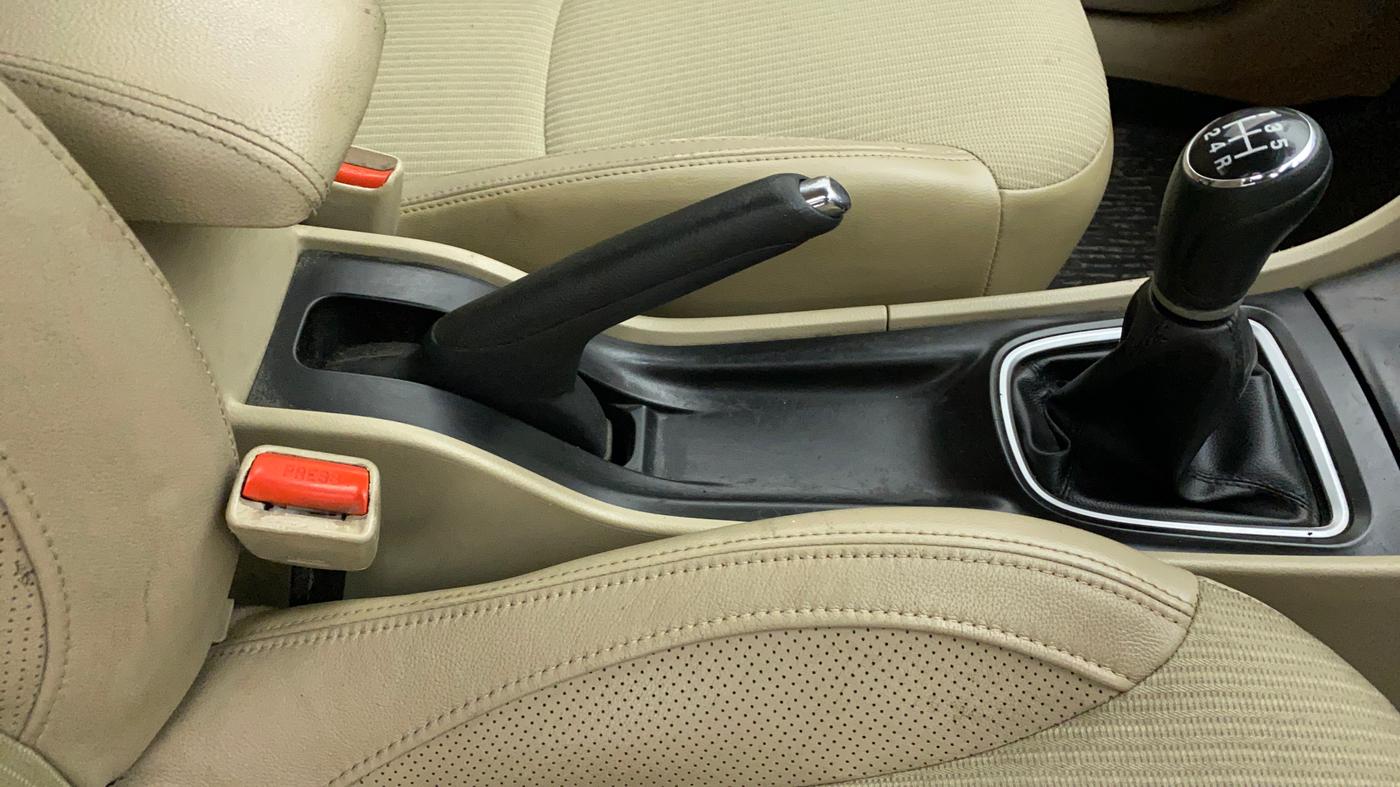 2016 Maruti Ciaz ZDI SHVS, Diesel, Manual, 71,483 km, Gear Lever