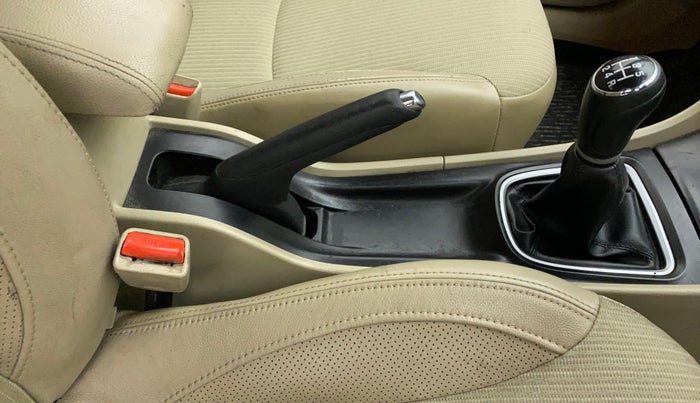 2016 Maruti Ciaz ZDI SHVS, Diesel, Manual, 71,483 km, Gear Lever