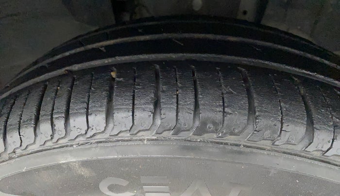 2020 Renault TRIBER RXZ, Petrol, Manual, 24,914 km, Right Front Tyre Tread