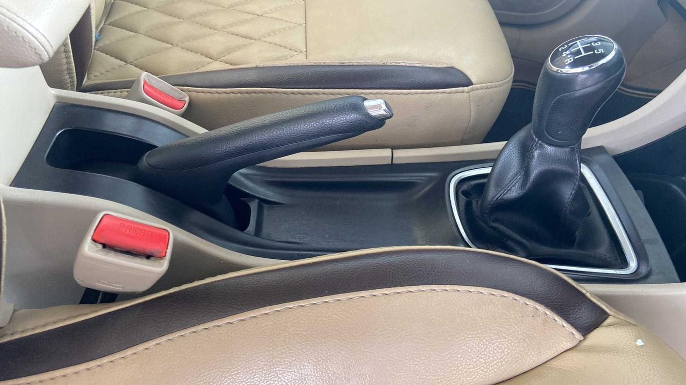 2017 Maruti Ciaz ZETA 1.4  MT PETROL, Petrol, Manual, 1,05,283 km, Gear Lever
