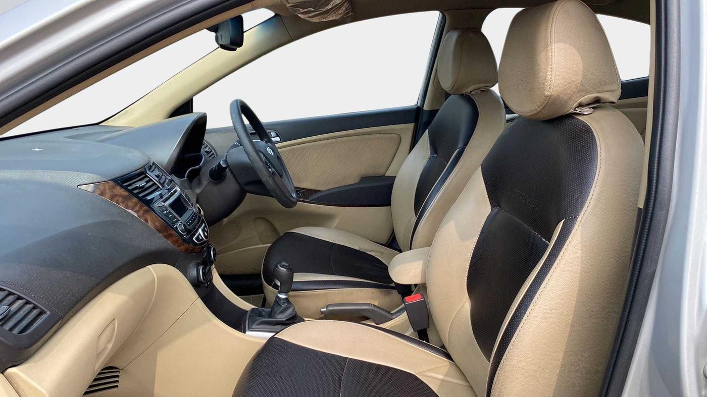 2015 Hyundai Verna FLUIDIC 4S 1.6 VTVT S, Petrol, Manual, 68,937 km, Right Side Front Door Cabin