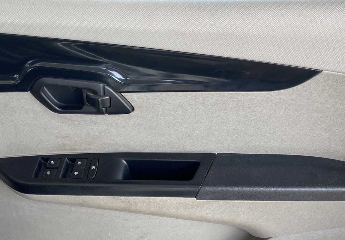 2017 Mahindra Kuv100 K4 6 STR, Petrol, Manual, 82,788 km, Driver Side Door Panels Control