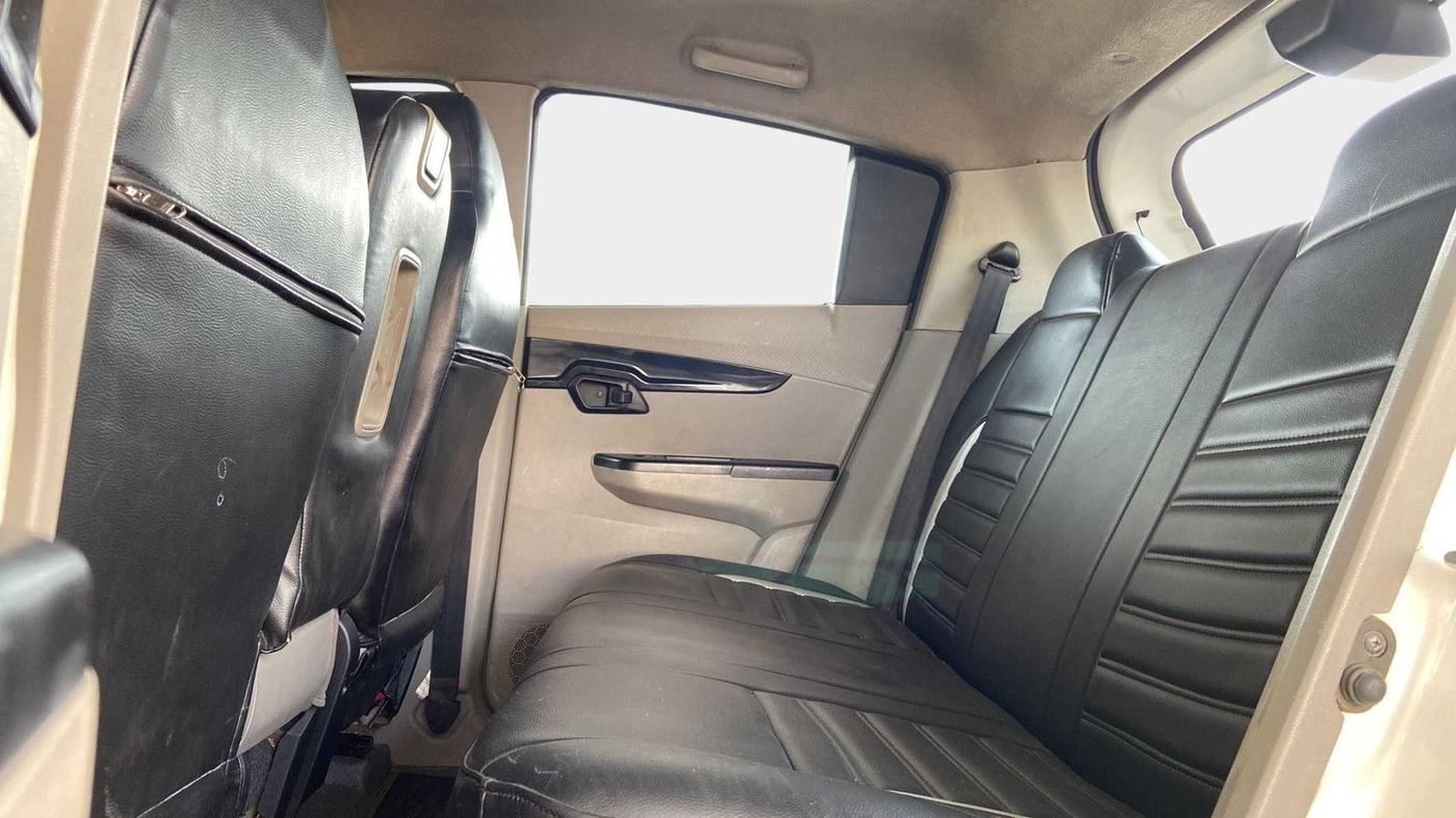 2017 Mahindra Kuv100 K4 6 STR, Petrol, Manual, 82,788 km, Right Side Rear Door Cabin