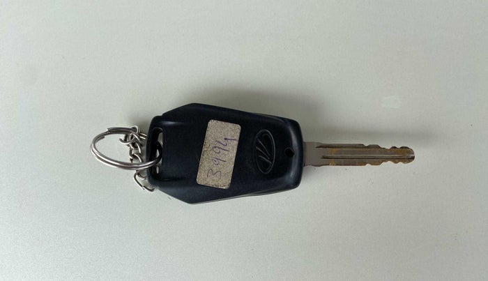 2017 Mahindra Kuv100 K4 6 STR, Petrol, Manual, 82,788 km, Key Close Up