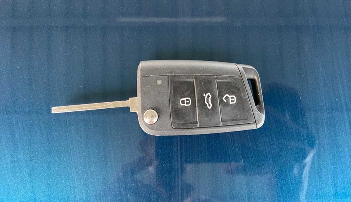 2023 Volkswagen VIRTUS COMFORTLINE TSI 1.0 MT, Petrol, Manual, 3,716 km, Key Close Up