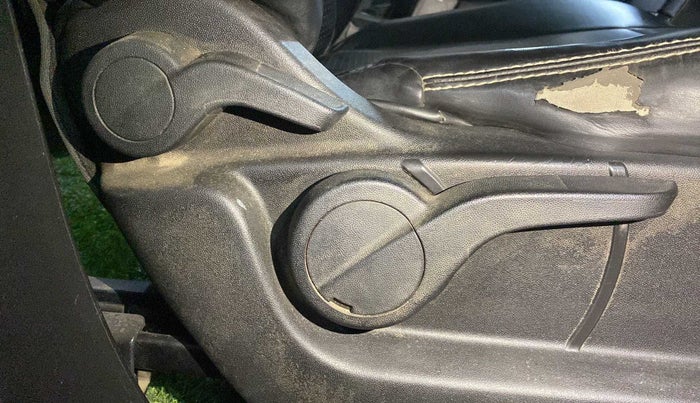 2019 Mahindra XUV500 W5, Diesel, Manual, 23,503 km, Driver Side Adjustment Panel