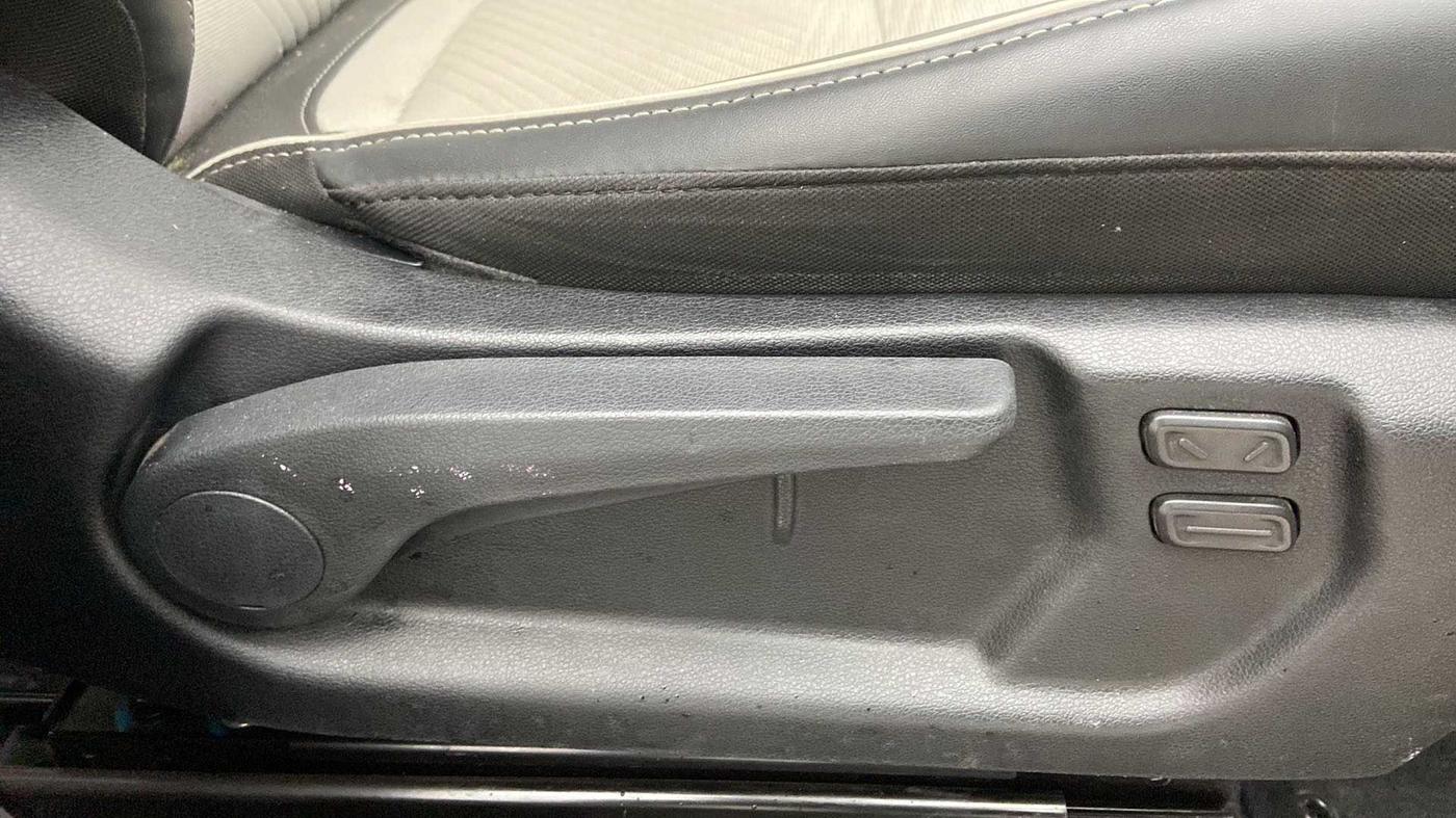 2022 Hyundai VENUE SX (O) 1.5 CRDI, Diesel, Manual, 24,293 km, Driver Side Adjustment Panel