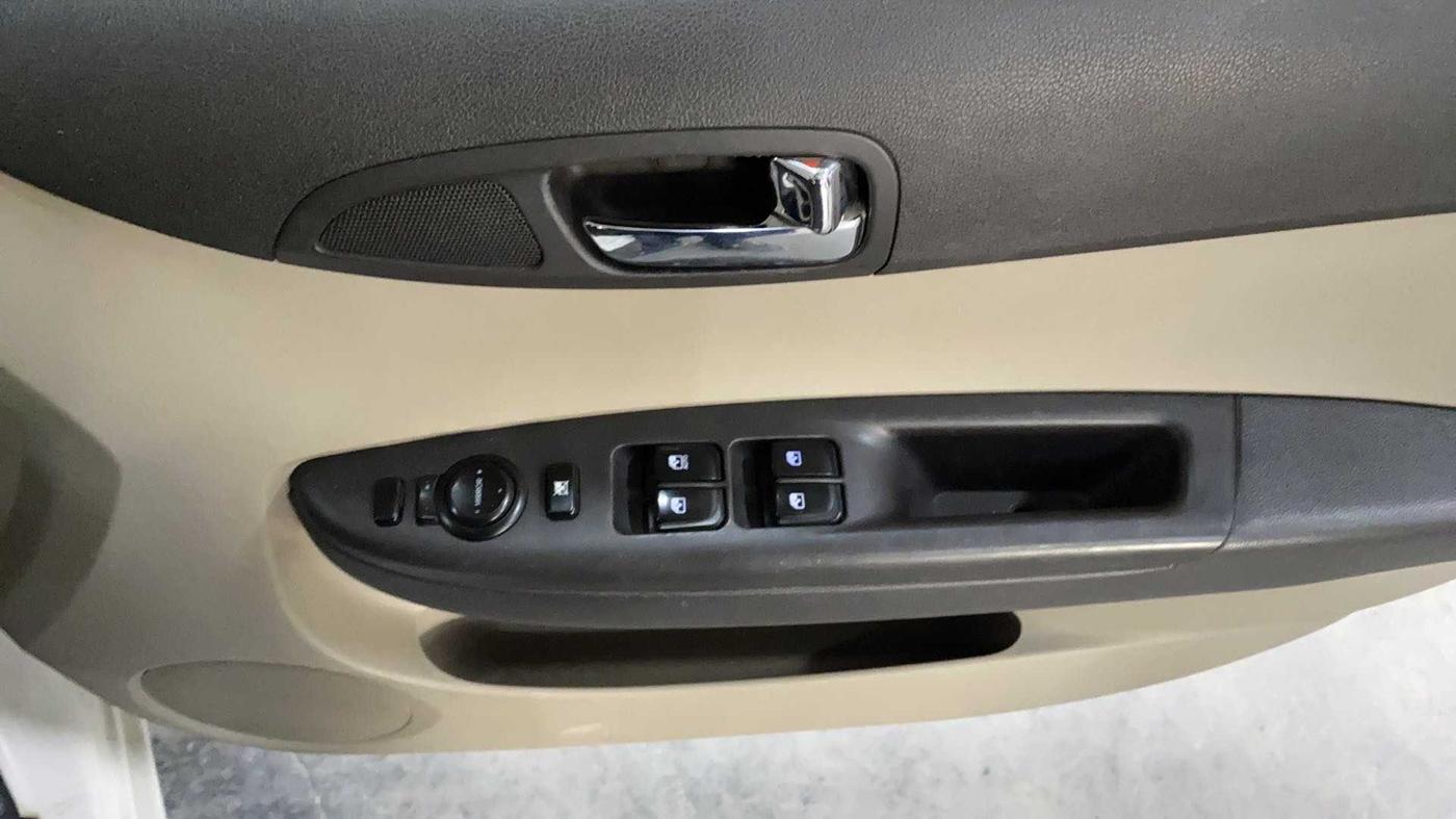 2013 Hyundai i20 MAGNA 1.2, Petrol, Manual, 91,834 km, Driver Side Door Panels Control