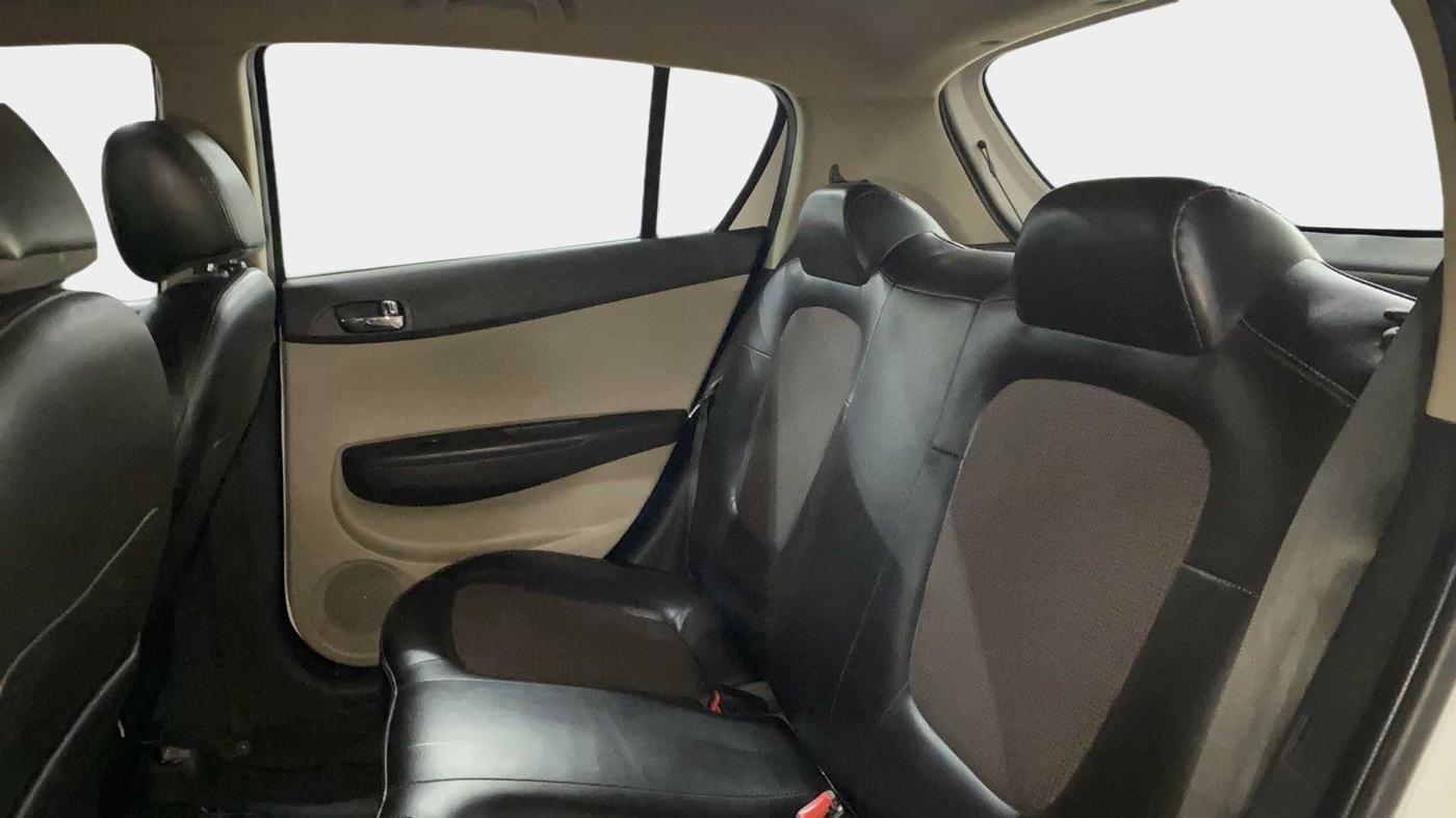 2013 Hyundai i20 MAGNA 1.2, Petrol, Manual, 91,834 km, Right Side Rear Door Cabin