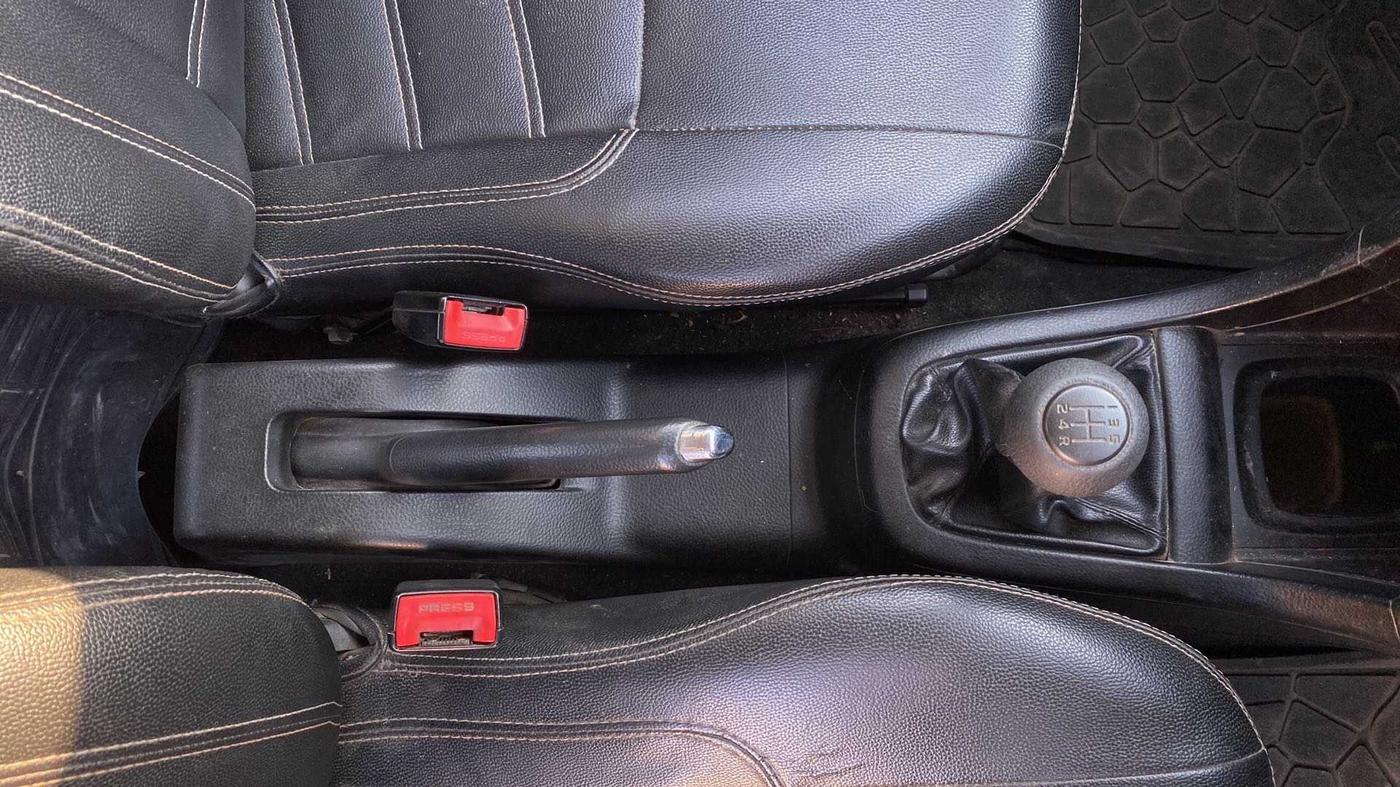 2015 Maruti Swift VXI, Petrol, Manual, 1,01,563 km, Gear Lever