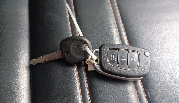 2022 Hyundai AURA S 1.2 CNG, CNG, Manual, 90,192 km, Key Close Up
