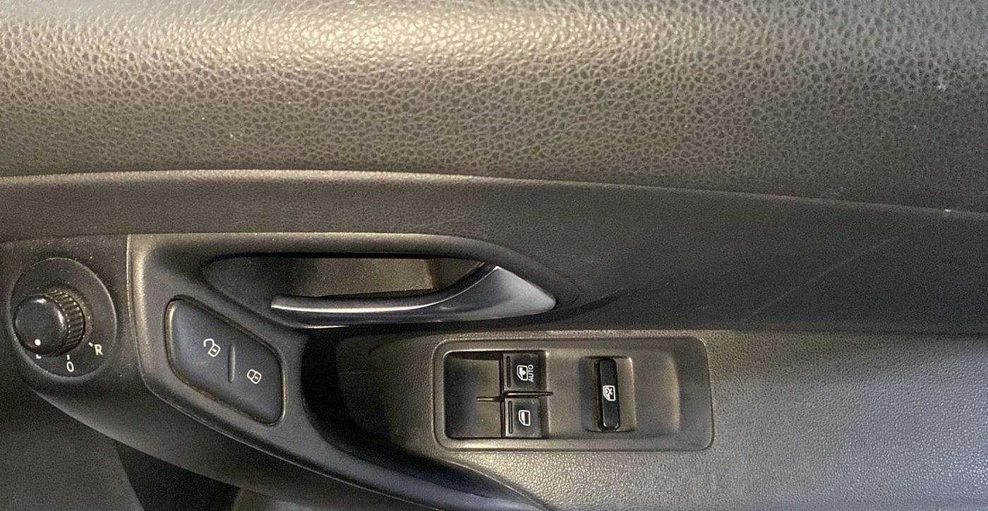 2018 Volkswagen Ameo COMFORTLINE 1.0L, Petrol, Manual, 37,749 km, Driver Side Door Panels Control