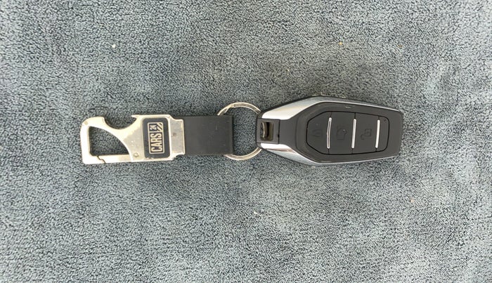 2015 Mahindra XUV500 W10, Diesel, Manual, 1,08,057 km, Key Close Up