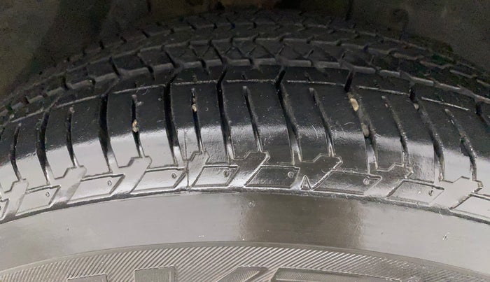 2015 Mahindra XUV500 W10, Diesel, Manual, 1,08,057 km, Right Front Tyre Tread