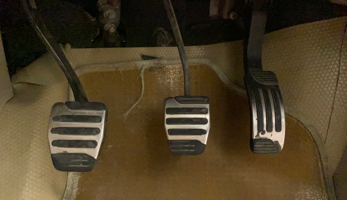 2015 Mahindra XUV500 W10, Diesel, Manual, 1,08,057 km, Pedals