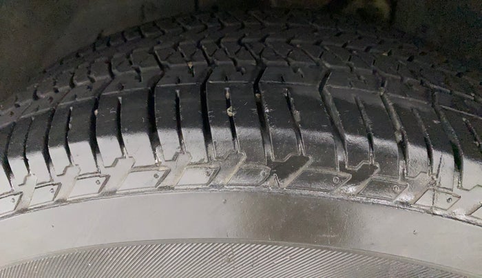 2015 Mahindra XUV500 W10, Diesel, Manual, 1,08,057 km, Left Front Tyre Tread