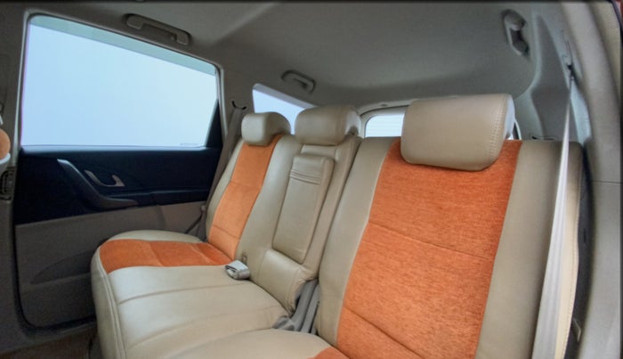 2015 Mahindra XUV500 W10, Diesel, Manual, 1,08,057 km, Right Side Rear Door Cabin