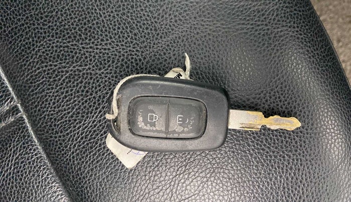 2016 Renault Kwid RXT 1.0 (O), Petrol, Manual, 53,885 km, Lock system - Door lock knob has minor damage
