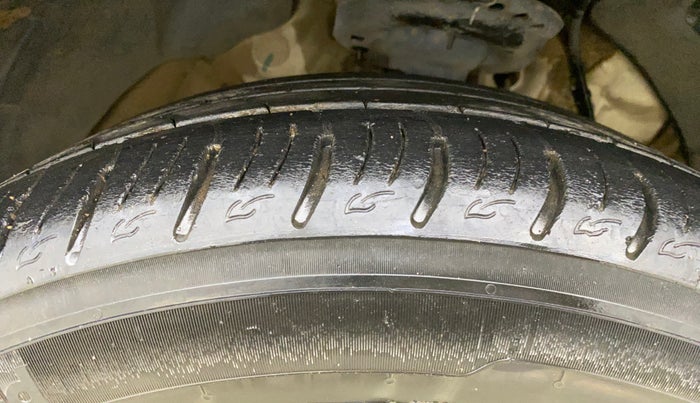 2021 Mahindra XUV300 W8 (O) 1.2 PETROL AMT, Petrol, Automatic, 46,170 km, Right Front Tyre Tread