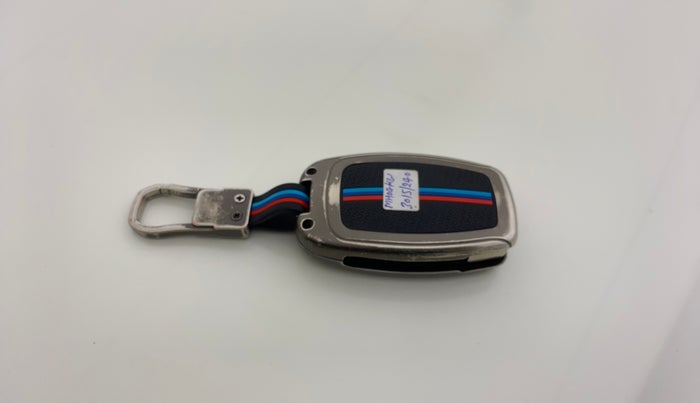 2021 Mahindra XUV300 W8 (O) 1.2 PETROL AMT, Petrol, Automatic, 46,170 km, Key Close Up