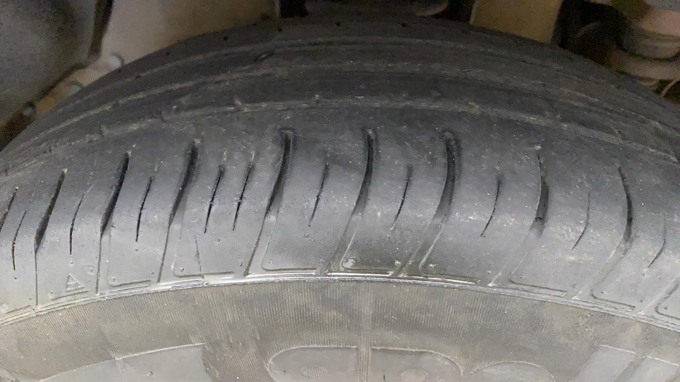 2018 Mahindra TUV 300 PLUS P8, Diesel, Manual, 1,09,111 km, Right Front Tyre Tread