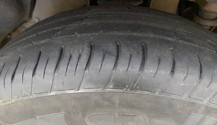 2018 Mahindra TUV 300 PLUS P8, Diesel, Manual, 1,09,111 km, Right Front Tyre Tread