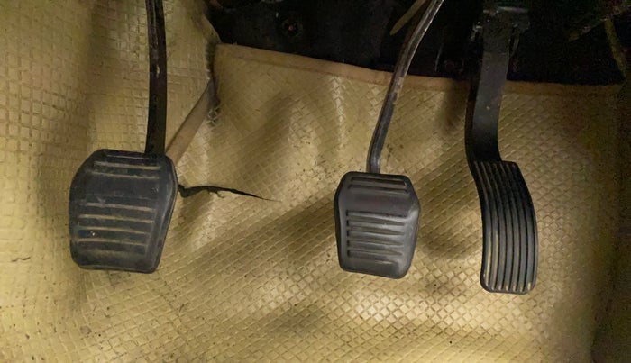 2018 Mahindra TUV 300 PLUS P8, Diesel, Manual, 1,09,111 km, Pedals