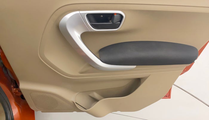 2018 Mahindra TUV 300 PLUS P8, Diesel, Manual, 1,09,111 km, Driver Side Door Panels Control