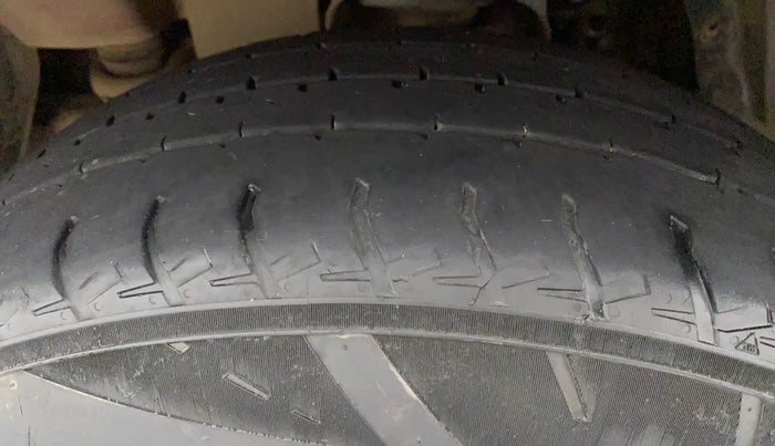 2018 Mahindra TUV 300 PLUS P8, Diesel, Manual, 1,09,111 km, Left Front Tyre Tread