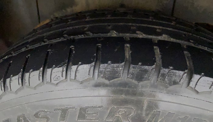 2018 Mahindra TUV 300 PLUS P8, Diesel, Manual, 1,09,111 km, Right Rear Tyre Tread