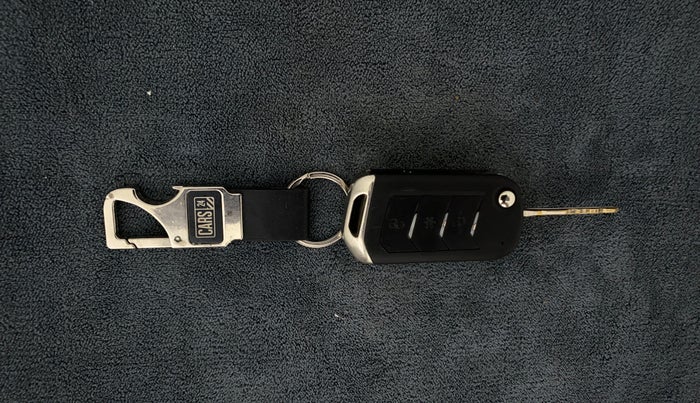 2018 Mahindra TUV 300 PLUS P8, Diesel, Manual, 1,09,111 km, Key Close Up