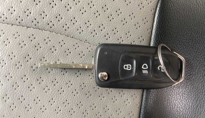 2020 Tata Tiago XZ PLUS DUAL TONE PETROL, Petrol, Manual, 25,101 km, Key Close Up